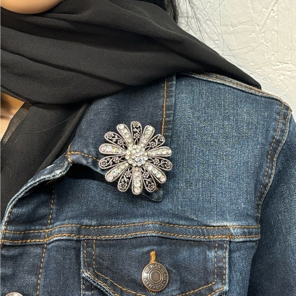 Vintage inspired large sparkling AB flower brooch - Picture 6 of 9